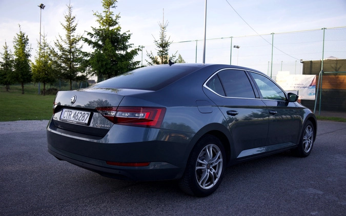 Skoda Superb cena 64500 przebieg: 109000, rok produkcji 2015 z Chełmża małe 172